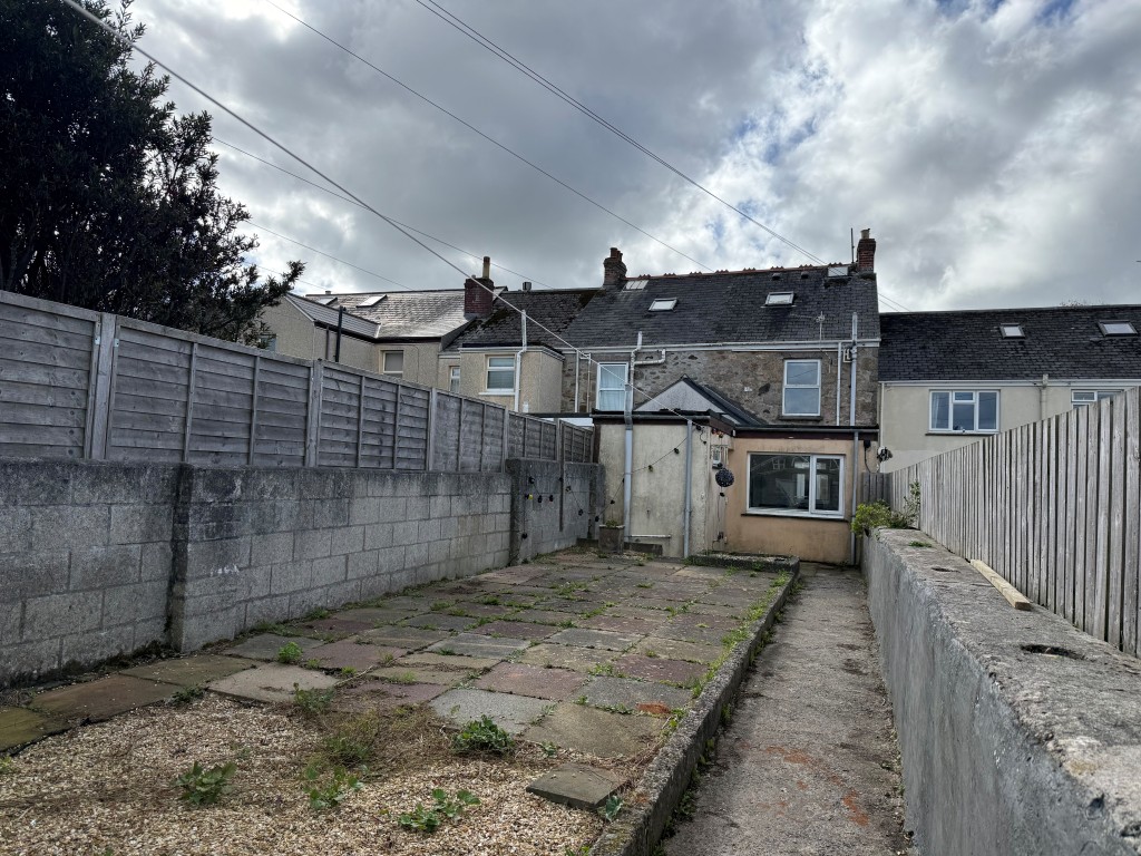 Lot: 91 - THREE STOREY TERRACED HOUSE WITH GARAGE, CLOSE TO TOWN CENTRE - Rear Garden